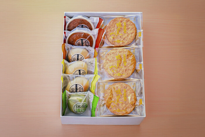 焼菓子と塩せんべいの詰め合わせの写真